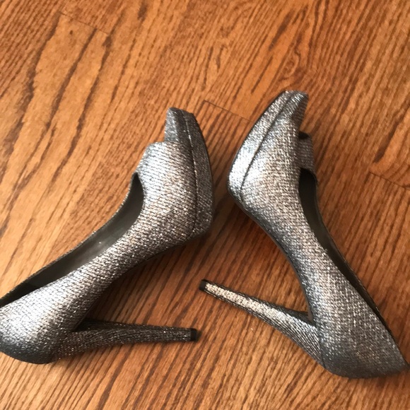 Vera Wang Glitter Metallic Pumps - Picture 3 of 8
